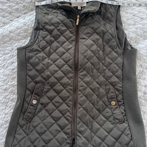 Green Quilted Sleeveless Vest with Stand-Up Collar - Picture 1 of 4